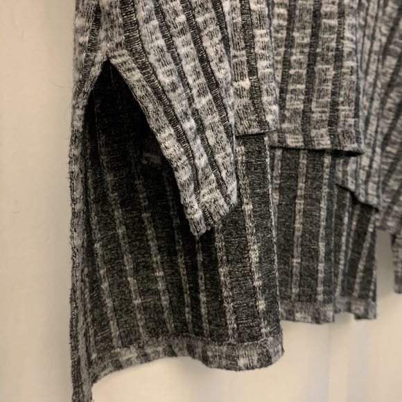 “American Eagle Outfitters” Sweater - Picture 3 of 3